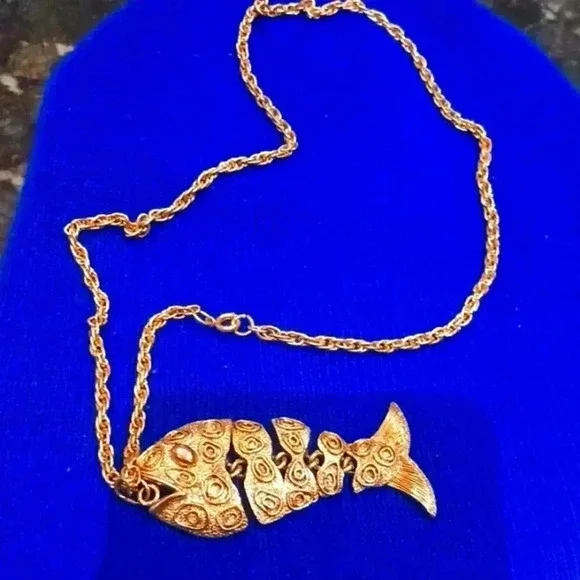 A beautiful fish charm chain...gold color.. - Picture 4 of 6
